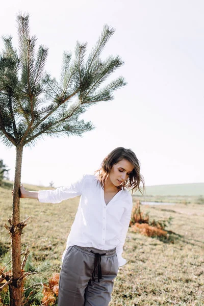 Modelo Femenino Pensativo Posando Campo Con Árboles — Foto de Stock