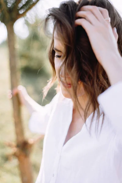 Retrato Mujer Con Peinado Ondulado Jugando Con Pelo — Foto de Stock