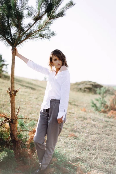 Vista Completa Del Modelo Femenino Posando Campo Con Árboles — Foto de Stock