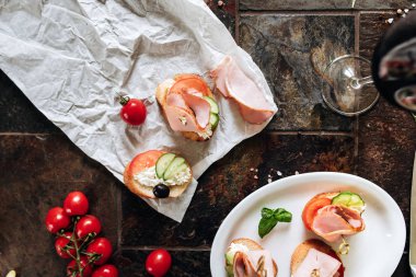 Philadelphia peynir, jambon, salatalık ve domates ile bruschettas kırmızı şarap ile servis.