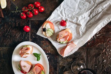 Philadelphia peynir, jambon, salatalık ve domates ile bruschettas kırmızı şarap ile servis.