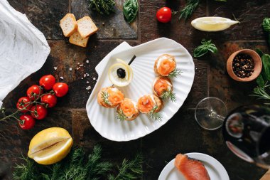 Somon ile puf pasta meze, Philadelphia peynir ve beyaz deniz kabuğu plaka üzerinde dereotu kırmızı şarap ile servis.