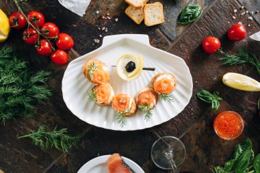 Somon ile puf pasta meze, Philadelphia peynir ve beyaz deniz kabuğu plaka üzerinde dereotu