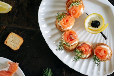 Somon ile puf pasta meze, Philadelphia peynir ve beyaz deniz kabuğu plaka üzerinde dereotu