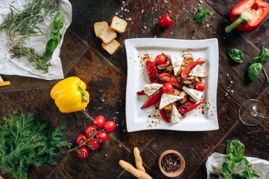 Domates, peynir, biber ve tavuk parçaları ile tablo üzerinde malzemeler ile salata.