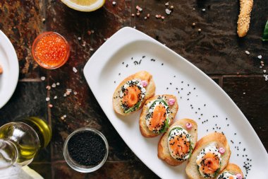 Somon, Philadelphia peyniri, salatalık ve siyah kimyon ile bruschettalar seti.