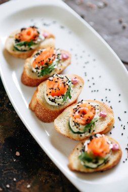 Somon, Philadelphia peyniri, salatalık ve siyah kimyon ile bruschettalar seti.