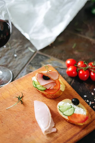 Philadelphia peynir, jambon, salatalık ve domates ile bruschettas kırmızı şarap ile servis.