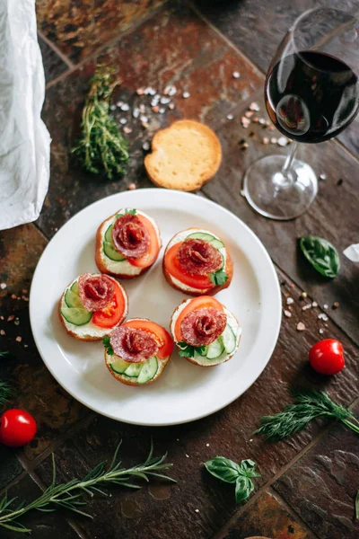 Bruschette Con Formaggio Philadelphia Salumi Cetrioli Pomodori Serviti Con Vino — Foto Stock