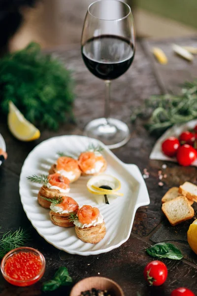 Antipasti Pasta Sfoglia Con Salmone Formaggio Philadelphia Aneto Piatto Conchiglia — Foto Stock