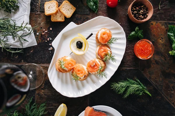 Aperitivos Hojaldre Con Salmón Queso Filadelfia Eneldo Plato Concha Blanca —  Fotos de Stock