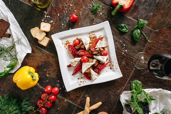 Insalata Con Pomodori Formaggio Peperoni Pezzi Pollo Tavola Con Vino — Foto Stock