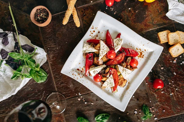 赤ワインと食材を使ったトマト チーズ ピーマン チキンのサラダ — ストック写真