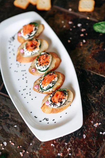 Conjunto Bruschettas Com Salmão Queijo Filadélfia Pepinos Cominho Preto — Fotografia de Stock