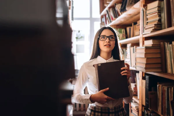 Adolescente Menina Escolher Livros Biblioteca — Fotografia de Stock