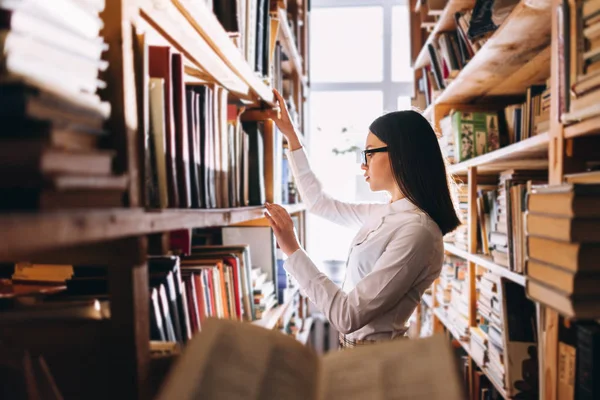 Teenage Girl Choosing Books Library — Stock Photo, Image