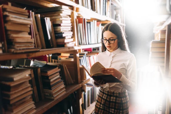 Adolescente Menina Escolher Livros Biblioteca — Fotografia de Stock