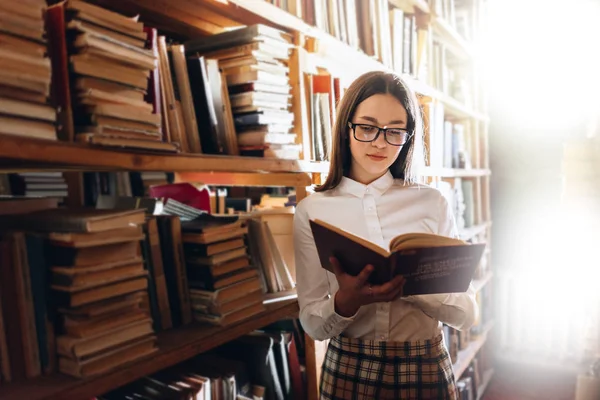 図書館で本を選ぶ十代の少女 — ストック写真