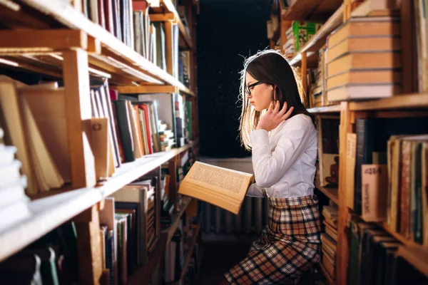 Дівчина Підліток Вибирає Книги Бібліотеці — стокове фото