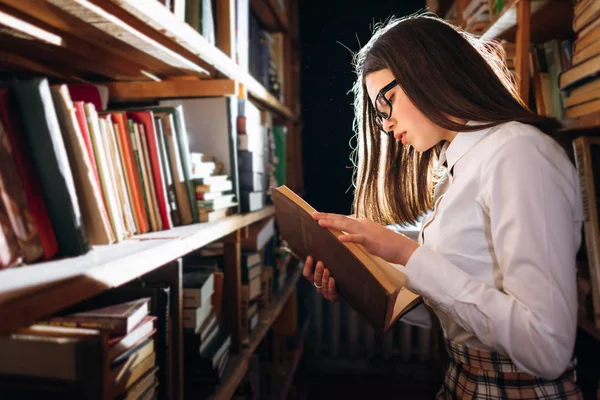 Kütüphanede Kitap Seçme Genç Kız — Stok fotoğraf