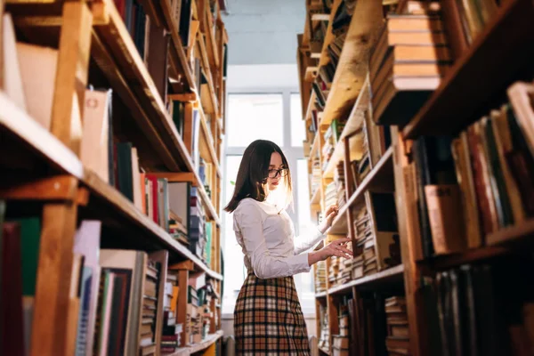 Adolescente Choisir Des Livres Dans Bibliothèque — Photo