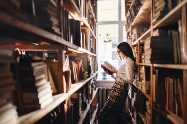 Ragazza Adolescente Che Sceglie Libri Biblioteca — Foto Stock