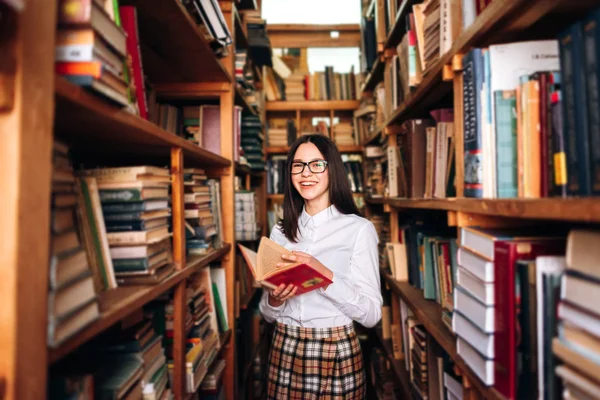 Linda Adolescente Posando Biblioteca — Foto de Stock