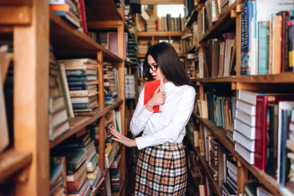 Ragazza Adolescente Che Sceglie Libri Biblioteca — Foto Stock