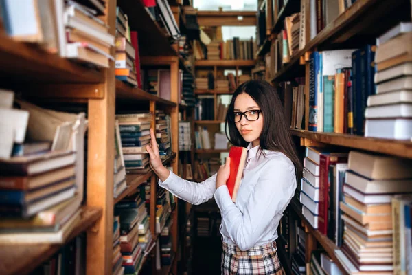 Adolescente Menina Escolher Livros Biblioteca — Fotografia de Stock