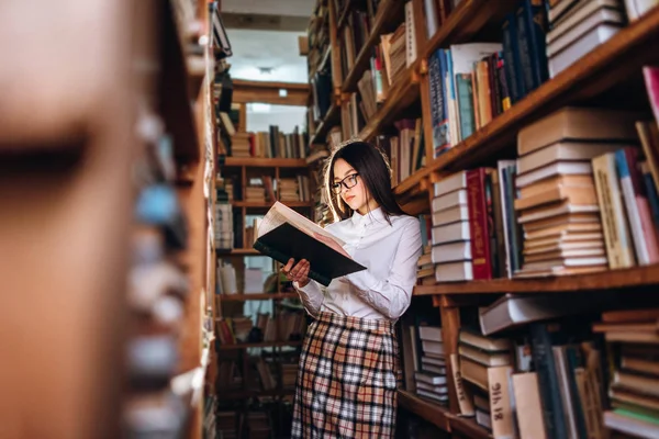 Adolescente Chica Elegir Libros Biblioteca — Foto de Stock