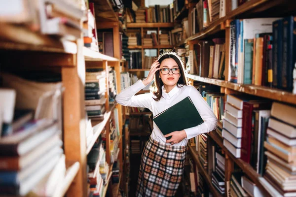 Menina Adolescente Bonito Posando Biblioteca — Fotografia de Stock