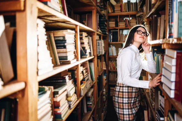 Schattig Tiener Meisje Poseren Bibliotheek — Stockfoto