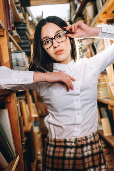 Schattig Tiener Meisje Poseren Bibliotheek — Stockfoto