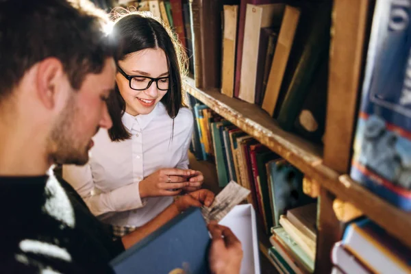 Joven Hombre Mujer Eligiendo Libros Biblioteca — Foto de Stock