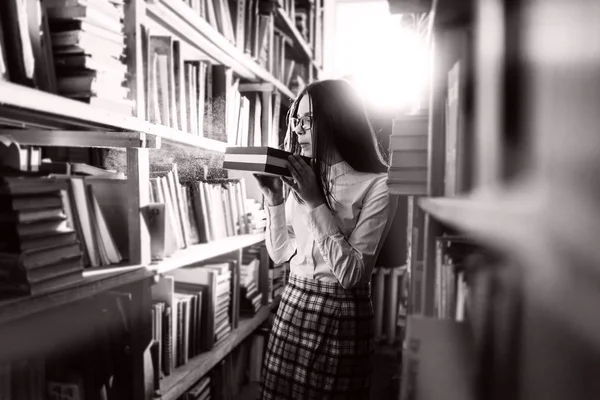 Menina Adolescente Escolhendo Livros Biblioteca Preto Branco Visão Monocromática — Fotografia de Stock