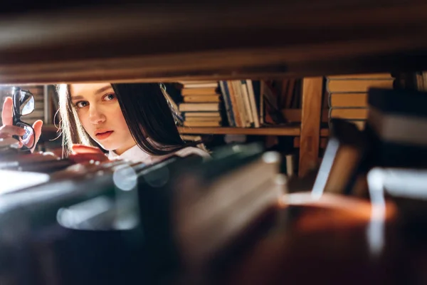 Девочка Подросток Выбирает Книги Библиотеке Просмотр Через Полки — стоковое фото