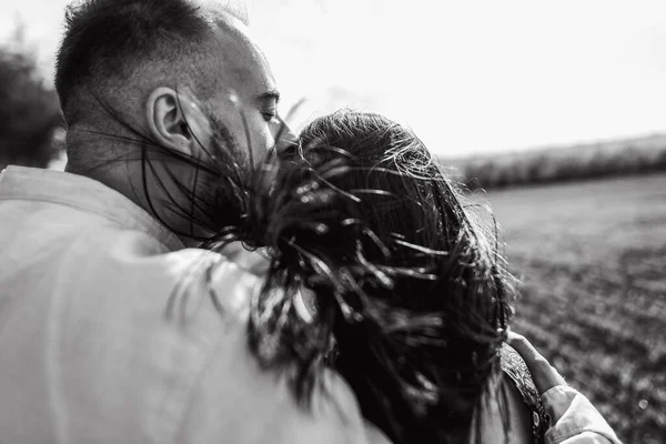 Fechar Beijando Retrato Coule História Amor Livre Campo Primavera Amante — Fotografia de Stock