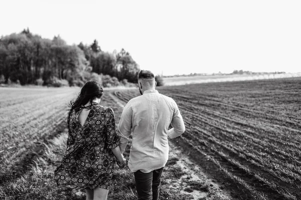 História Amor Livre Campo Primavera Amante Casal Abraçando Andando Visão — Fotografia de Stock