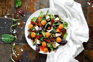 Kızarmış peynirli salata. Fırında havuç, pancar, salata karışımı roka, patlıcan, vişneli domates, mozzarella, brie peyniri, kapari, zeytinyağı.