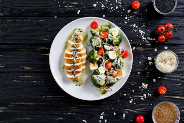 Fırında tavuklu salata. Tavuk, brokoli, bıldırcın yumurtası, kiraz, mavi soğan, zeytin hardal sosu.