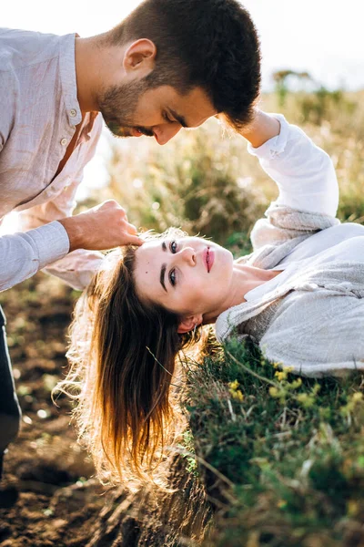 Porträtt Ett Vackert Par Som Ligger Gräset Rör Försiktigt Ansiktet — Stockfoto