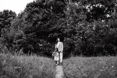 Anne ve kızı ormanda yürüyorlar.