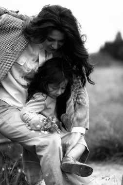 Ormanın yakınındaki bir yaya köprüsünde kızıyla birlikte anne portresi.