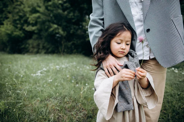 Madre Hija Están Caminando Bosque — Foto de Stock