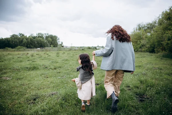 Anne Kızı Birlikte Zaman Geçirir Çimlerin Üzerinde Yürürler — Stok fotoğraf
