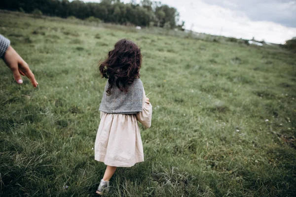 Madre Hija Pasan Tiempo Juntas Caminando Campo Sobre Hierba —  Fotos de Stock