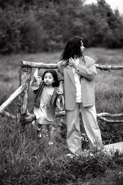 Ormanın Yakınındaki Bir Yaya Köprüsünde Kızıyla Birlikte Anne Portresi — Stok fotoğraf