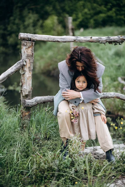 Portrait Mother Her Daughter Footbridge Forest Field — Stock Photo, Image