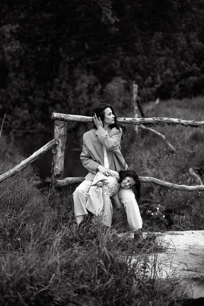 Retrato Madre Con Hija Una Pasarela Cerca Del Bosque Campo — Foto de Stock