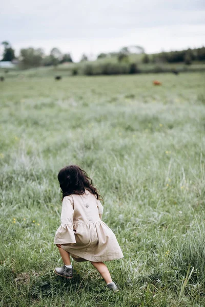 Arazide yürürken hippi bir kızın portresi.